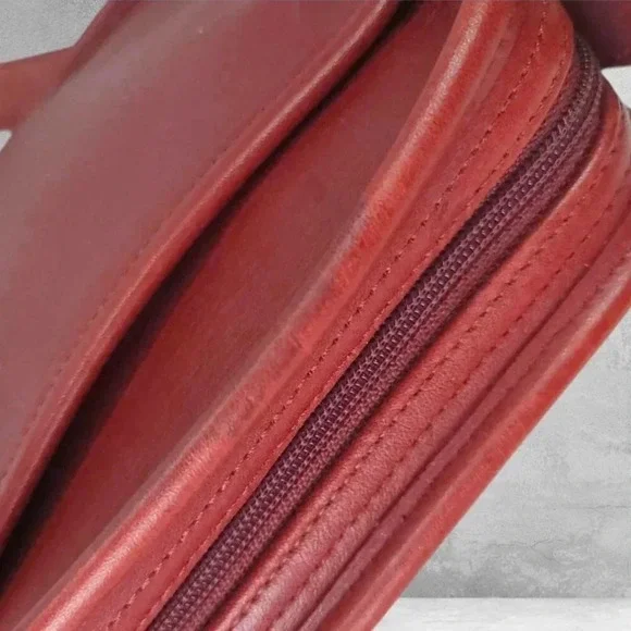 Vintage Coach “9817” Camera bag in red - Picture 9 of 13